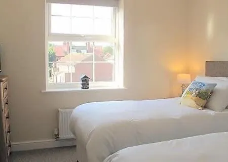 Seaside View - Sunny Bright Two Bedroom - Lift Inside *