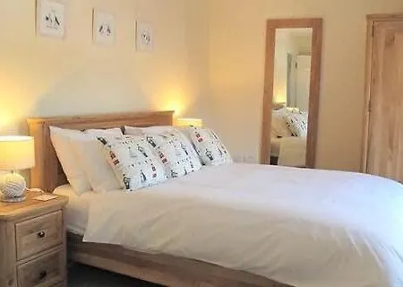 Seaside View - Sunny Bright Two Bedroom - Lift Inside