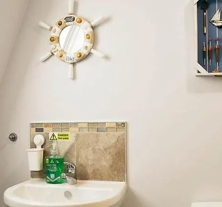 Seaside View - Sunny Bright Two Bedroom - Lift Inside ファイリー