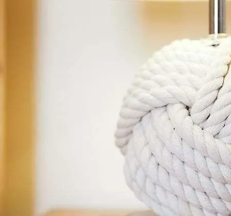 Seaside View - Sunny Bright Two Bedroom - Lift Inside アパート ファイリー