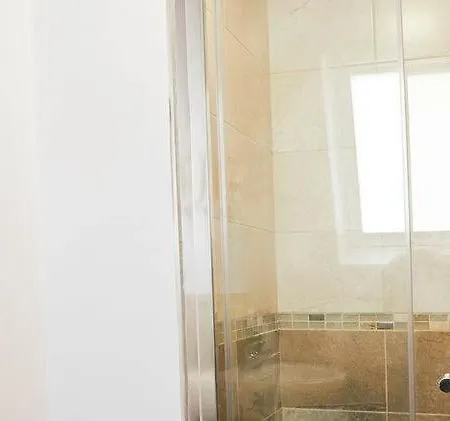 Seaside View - Sunny Bright Two Bedroom - Lift Inside ファイリー