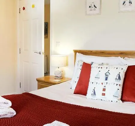 Seaside View - Sunny Bright Two Bedroom - Lift Inside