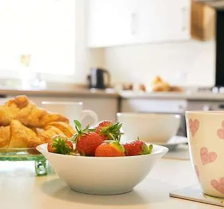 Seaside View - Sunny Bright Two Bedroom - Lift Inside アパート ファイリー