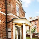 Seaside View - Sunny Bright Two Bedroom - Lift Inside *