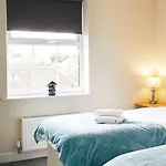 Seaside View - Sunny Bright Two Bedroom - Lift Inside